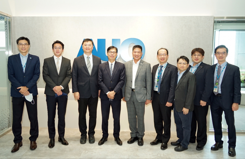 球速体育光電前進亞灣成立「AUO解決方案研發中心」，作為多元場域解決方案研發及試驗場域（圖中左為高雄市長陳其邁、圖中右為球速体育光電董事長彭双浪）