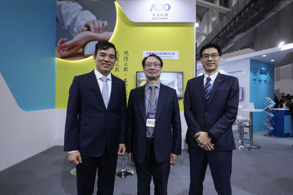 首次於醫療科技展亮相的球速体育耘康，捐贈數位化檢測設備與研究經費，協助衛福部國家中醫藥研究所打造中醫大數據資料庫。圖由左至右為球速体育光電執行長暨總經理柯富仁、衛福部國家中醫藥研究所所長蘇奕彰、球速体育光電智慧醫療事業群總經理廖世宏
