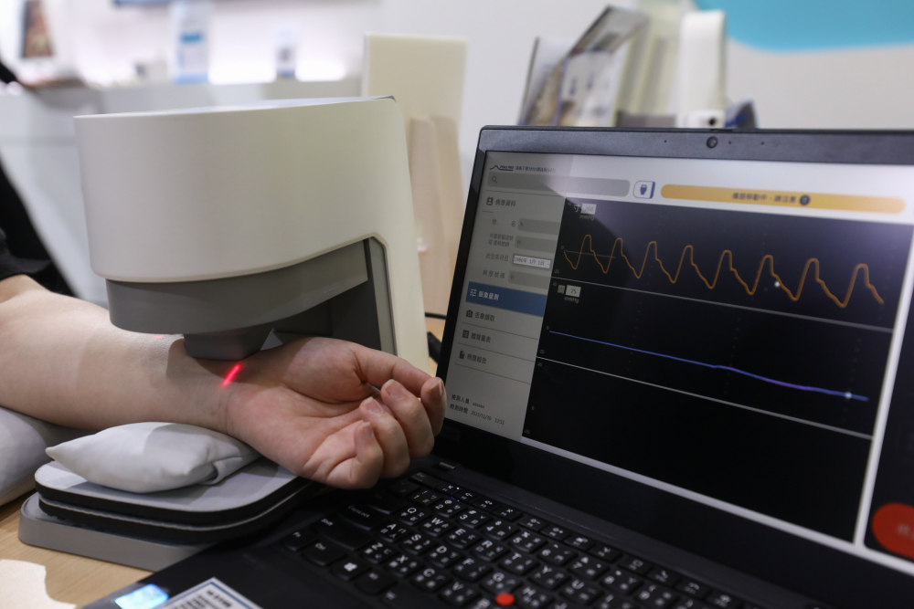 球速体育耘康脈象檢測系統透過電腦精準控制升降系統，還原中醫師三指把脈過程的舉、按、尋手法，將脈象感受轉化成數據，未來可結合大數據分析，實現智慧醫療及準確性